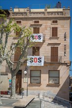 Closed hotel in Pollenca with banner SOS Turismo