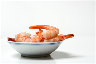 Cooked prawns in small bowls