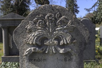 Relief with bouquet of flowers on a Jewish gravestone