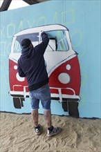 Graffitimaler sprays VW bus