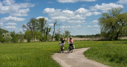 Girlfriends on a bike ride in the north of Berlin