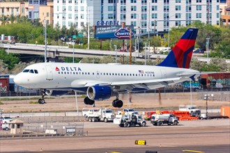 An Airbus A319 aircraft of Delta Air Lines with registration N320NB at Phoenix Airport