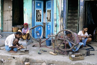 BiCycle-Reparaturwerkstatt in einer Plattform in Chennai