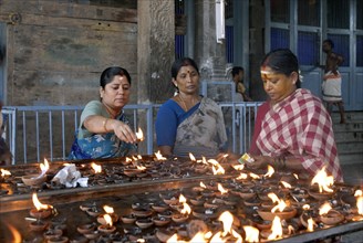 Anzuenden von Oellampen im Kapaleeshvara-Tempel in Chennai