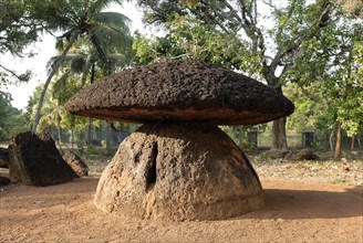 Kudakkallu Parambu ist eine praehistorische Megalith-Grabstaette in Chermanangad im Thrissur District von Kerala