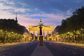 Strasse des 17. Juni im Morgenrot with Brandenburg Gate