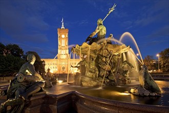 Neptunbrunnen and Rotes Rathaus in the evening