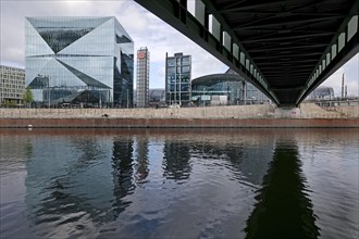 Gustav-Heinemann-Bridge in front of the main station with the Cube Berlin at Washingtonplatz