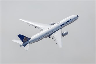 A United Airlines Boeing 777-200 with the registration N775UA takes off from Los Angeles Airport