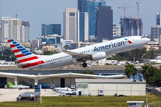 An American Airlines Boeing 737-800 aircraft with registration number N850NN takes off from Fort Lauderdale Airport