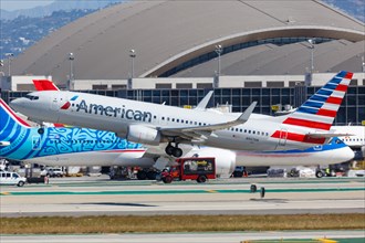 An American Airlines Boeing 737-800 aircraft with registration N907AN takes off from Los Angeles Airport