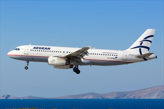 An Airbus A320 aircraft of Aegean Airlines with registration number SX-DVH lands at Heraklion Airport