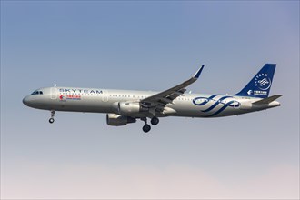 A China Eastern Airlines Airbus A321 with registration number B-8976 in SkyTeam special livery at Shanghai Hongqiao Airport