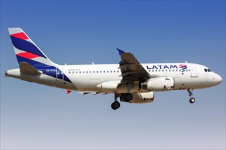 A LATAM Airbus A319 with the registration CC-CYL lands at Lima Airport