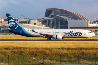 A Boeing 737-900ER aircraft of Alaska Airlines with registration N224AK at Los Angeles Airport