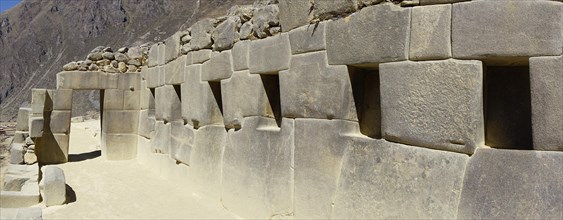 Gate and wall with niches in the Inca ruins