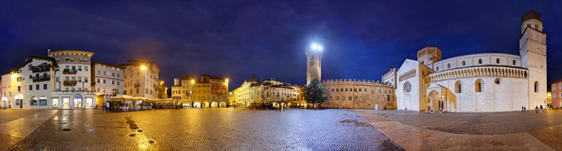 360 panorama of Piazza Duomo in the evening