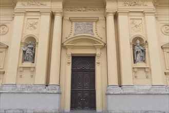 Two sculptures of saints on the main facade of the Theatine Church