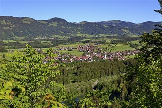 View of the village of Fischen and the mountain range of the Hoernergruppe