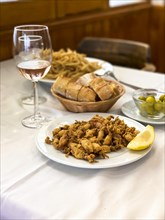 Fried small squid with lemon and white bread