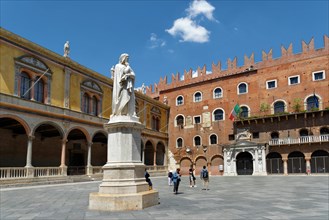 Piazza dei Signori with Statua di Dante Alighieri