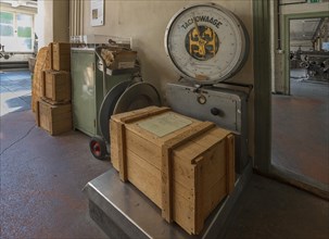 Scales for shipping crates in the valve factory