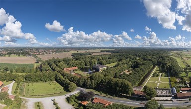 Aerial view with Luetetsburg Castle