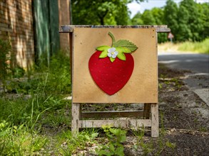 Sign on sale of strawberries in the Rundlingsdorf Guehlitz. The village is one of the 19 Rundling villages that have applied to become a UNESCO World Heritage Site. Guehlitz