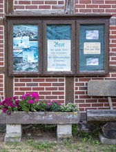 Showcase and flower box in the Rundlingsdorf Luebeln
