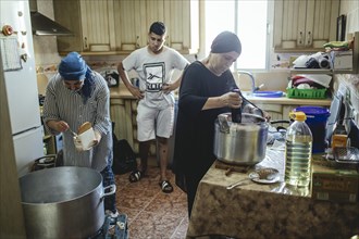 Preparing meals for more than 200 migrants in the house of Sabah Mohamed
