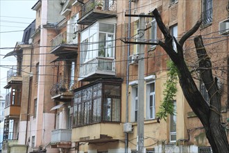 House facade in need of renovation on Vice-Admiral Azarova Street