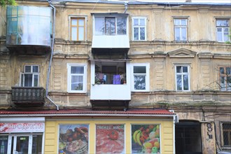 House facade in need of renovation in Primorski district