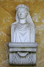 Bust in the Porticus in memory of Queen Luise