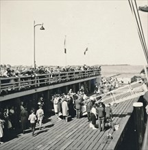 Cuxhaven in 1958: passengers board a ferry via a gangway in the harbour