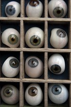 Artificial glass eyes