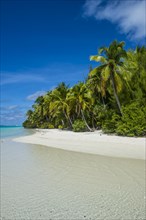 White sand bank in the turquoise waters of the Aitutaki lagoon