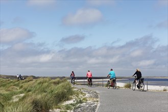 Tourists cycling on the Moevenberg dike