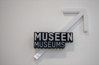 Directional arrow to the museums in the Humboldt Forum