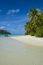 White sand bank in the turquoise waters of the Aitutaki lagoon