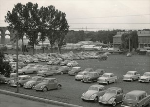 Bietigheim in 1963: car park near the railway viaduct over the Enz valley with cars of the time