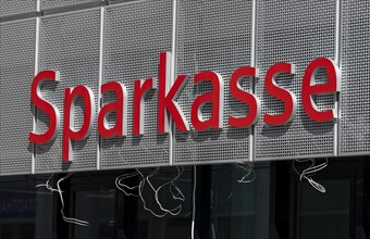 The lettering of the Kreis- und Stadtsparkasse Erding can be seen on the facade of the company's new head office in Erding