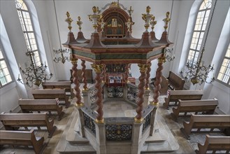 Central bima with octagonal stone parapet in the synagogue from 1746