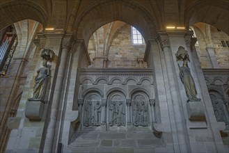 Original sculptures of the Ecclesia to the left and right of the synagogue in Bamberg Cathedral