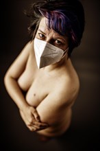 Naked woman wearing an FFP2 mask