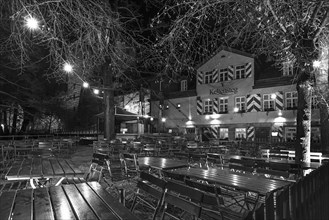Night shot of the Kettensteg inn with empty birch garden