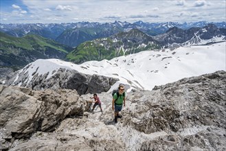 Mountaineers climbing to the summit of Maedelegabel