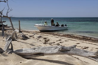 Boat with divers lands on the beach of Anclitas Islandi