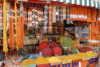 Pooja things sale in front of Kapaleeshvara temple