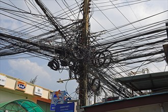 Cable tangle at power poles