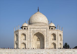 People queue to visit the tomb of Empress Mumtaz